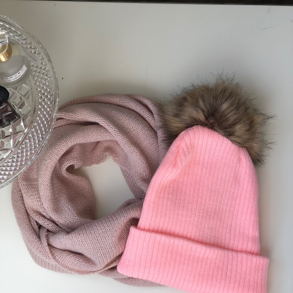 Winter❄️pompon beanie hat & infinity scarf bundle - Picture 5 of 5